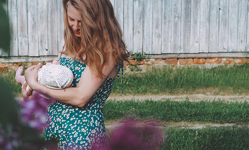 mum-baby-garden.png